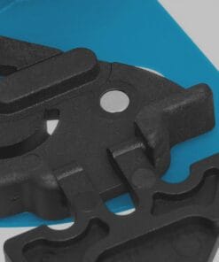 Szczegółowe ujęcie czarnej części mechanizmu na niebieskim tle, z widocznymi elementami montażowymi. Obraz ilustruje zastosowanie rozwiązań w zakresie bezpieczeństwa pracy i ochrony środowiska.