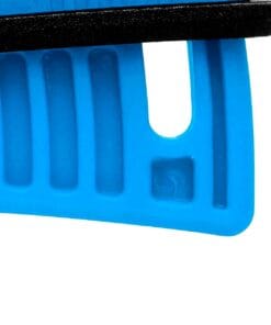 Zbliżenie niebieskiego narzędzia z czarnym uchwytem, przedstawiającego teksturę i różne wyrzeźbienia, co wskazuje na jego funkcję w kontekście bezpieczeństwa pracy i środków awaryjnych.