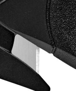 Zbliżenie na metalowy nóż z czarną rączką, ukazujący ostrze i mechanizm blokady. Produkt wykorzystywany w środowisku pracy, szczególnie w sytuacjach awaryjnych. Bezpieczeństwo pracy i skuteczność narzędzi to kluczowe aspekty w ekologicznym podejściu do codziennych zadań.