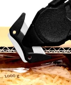 Narzędzie do cięcia otwiera paczkę ryżu, odsłaniając jej zawartość. Bezpieczne użycie narzędzi w magazynach i pracach budowlanych wspiera bezpieczeństwo pracy i efektywność, a także wpływa na ochronę środowiska poprzez zmniejszenie odpadów.