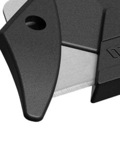 Widok bliski ostrza noża z czarnym uchwytem, idealny do zastosowań w zakresie bezpieczeństwa pracy. Nóż charakteryzuje się ergonomiczny kształtem i wytrzymałym ostrzem, co czyni go niezbędnym narzędziem w awaryjnych sytuacjach i wielu dziedzinach, w tym w ekologii.