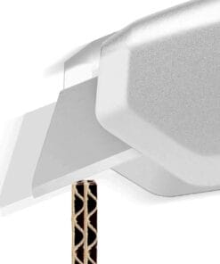 Zdjęcie przedstawia metalowy nóż do cięcia, precyzyjnie ścinający kawałek tektury. Narzędzie charakteryzuje się ergonomicznie zaprojektowanym uchwytem i wytrzymałym ostrzem, idealne do zastosowań w środowisku pracy związanym z bezpieczeństwem oraz ochroną środowiska.