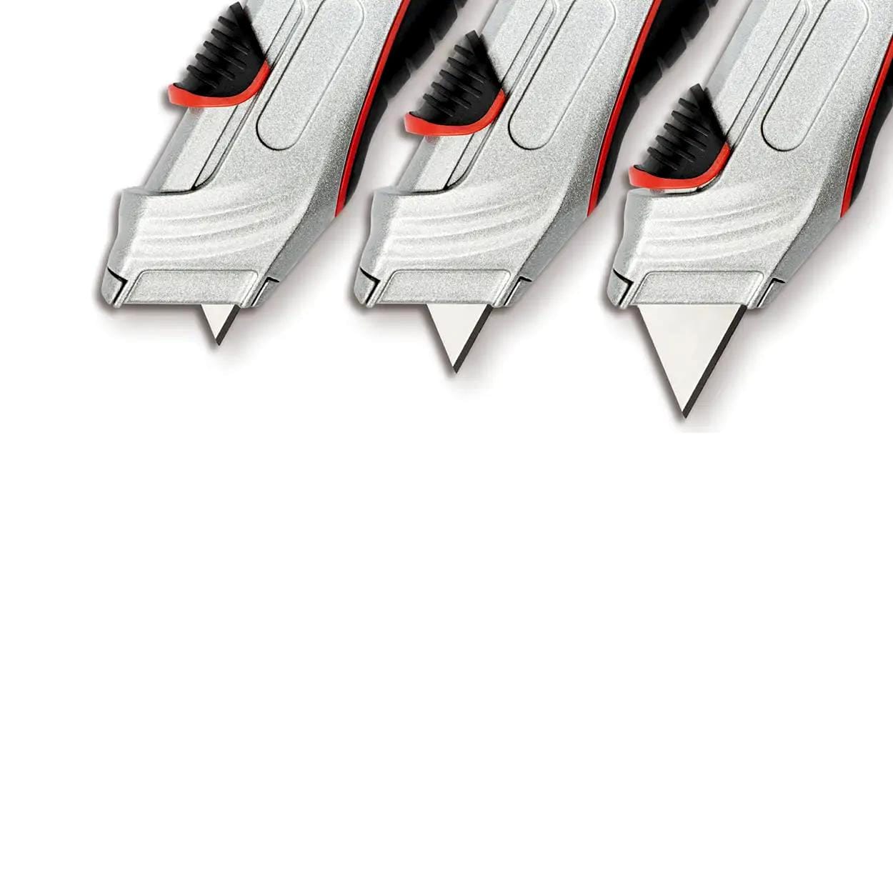 Trzy metalowe noże tapicerskie o ergonomicznych uchwytach, z wysuwaną ostrą końcówką. Idealne narzędzia do precyzyjnego cięcia materiałów, korzystne w procesach związanych z ekologią oraz bezpieczeństwem pracy.