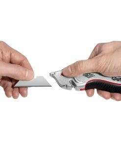 Dwie ręce trzymają narzędzie do cięcia i metalowy arkusz. Po prawej stronie widać narzędzie z ergonomiczną rączką, a po lewej stronie osoba trzyma kawałek metalu. Scena zbliża się do bezpieczeństwa pracy i efektywności w obróbce materiałów.