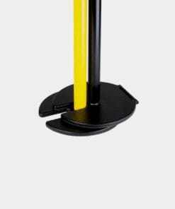 Detal stojaka o żółto-czarnym wzornictwie, używanego w procedurach bezpieczeństwa pracy, z solidną podstawą i wyraźnymi kolorami, poprawiającymi widoczność w awaryjnych sytuacjach.