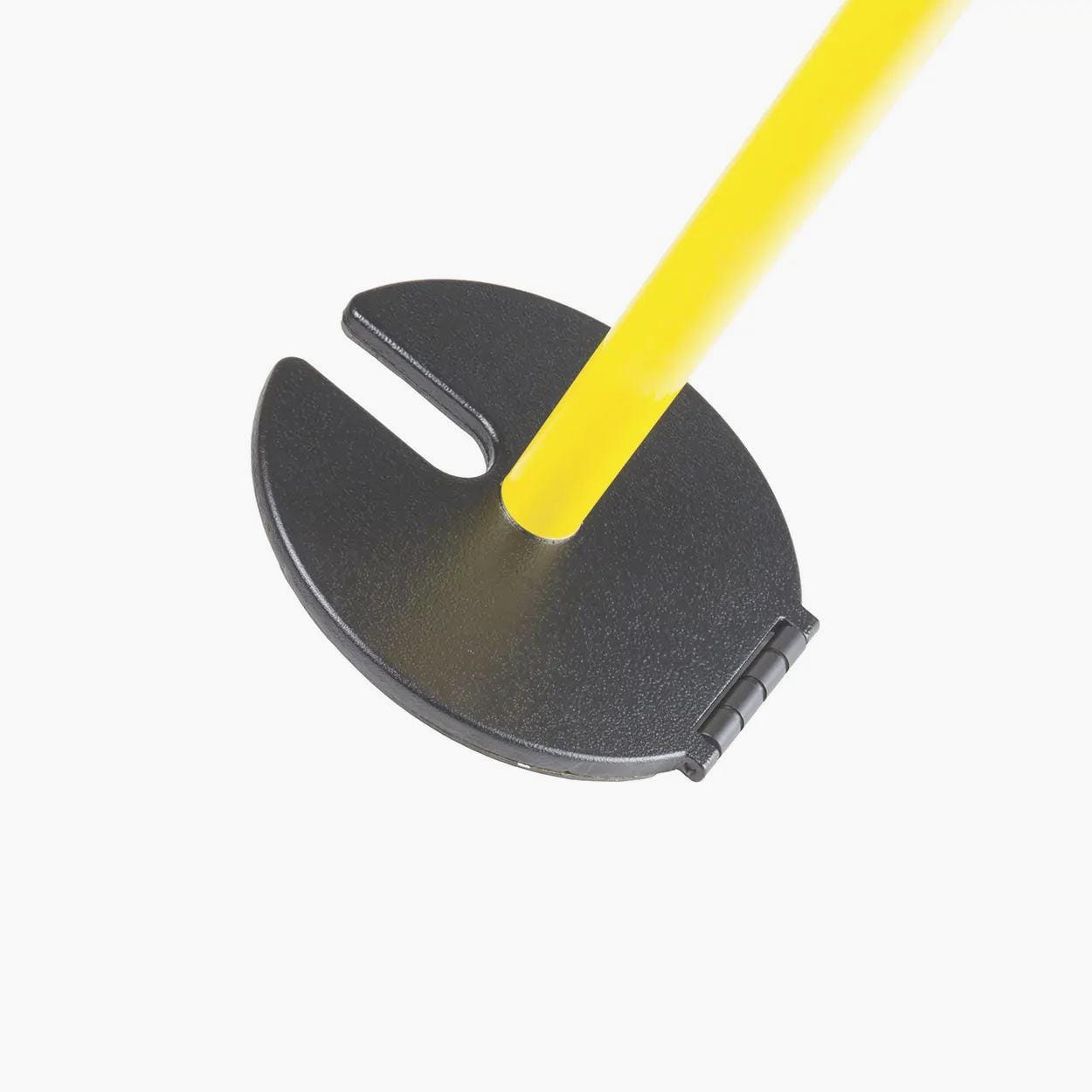 Przedmiot w kształcie okrągłej podstawy z czarnego materiału i żółtym uchwytem, służący do zapewnienia bezpieczeństwa pracy. Produkt wykorzystywany w materiałach do ochrony środowiska, oferujący mobilność i funkcjonalność w sytuacjach awaryjnych.