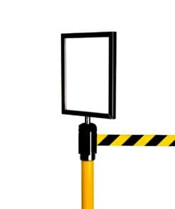 Stojak ostrzegawczy z czarną ramką i żółtą taśmą ochronną. Służy do oznaczania niebezpiecznych obszarów i bezpieczeństwa pracy, pomagając w zapobieganiu wypadkom oraz ochronie środowiska.