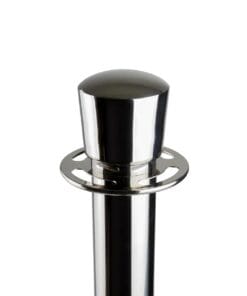 Stalowy, błyszczący słupek z zaokrągloną górą, umieszczony na podstawie z wycięciami. Element ten może być stosowany w kontekście bezpieczeństwa pracy lub ochrony środowiska. Idealny do oznaczania stref lub jako element zabezpieczeń.