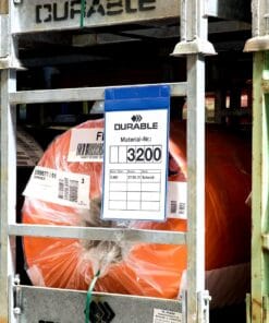 Zdjęcie przedstawia rolkę materiału oznaczoną numerem 3200, umieszczoną na metalowej półce. Materiał jest zabezpieczony folią, a obok widoczne są etykiety i informacje dotyczące zapasu. Może być wykorzystywana w kontekście ochrony środowiska i bezpieczeństwa pracy w przemyśle.