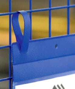 Zbliżenie na niebieską etykietę zawieszoną na kratownicy, z widocznymi uchwytami i miejscem na informacje. Elementy ochrony środowiska, związane z zabezpieczeniem i bezpieczeństwem pracy, ukazują dbałość o właściwe oznakowanie.