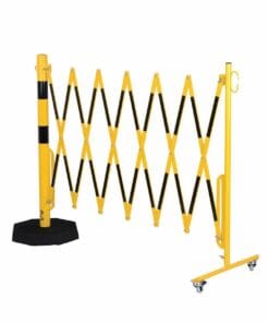 Przesuwna bariera ostrzegawcza w kolorze żółtym i czarnym, używana do zabezpieczania miejsca pracy i ochorony środowiska. Idealna do ograniczania dostępu w sytuacjach awaryjnych. Mobilna konstrukcja z kołami dla łatwego przemieszczania.
