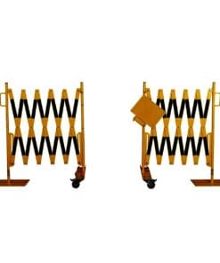 Zestaw składanych barier ostrzegawczych w kolorze żółtym i czarnym, używanych do zabezpieczania terenu w trakcie prac budowlanych lub awaryjnych. Barierki mogą być łatwo transportowane dzięki kółkom, co podnosi bezpieczeństwo pracy oraz ochronę środowiska.