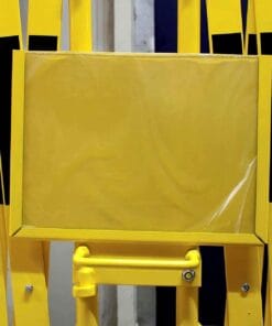 Żółty znak ostrzegawczy z pustą tabliczką umieszczony na żółtej barierze, służący do wskazania obszaru zagrożonego lub robót. Znaki ostrzegawcze są istotne dla bezpieczeństwa pracy oraz ochrony środowiska w miejscu pracy.