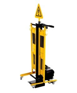 Mobilny znak ostrzegawczy w kolorze żółtym z trójkątną tablicą ostrzegawczą, wspierany na kółkach. Używany w sytuacjach awaryjnych do zapewnienia bezpieczeństwa pracy i ochrony środowiska w miejscu wydobycia lub budowy.