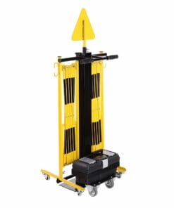 Wózek narzędziowy w kolorze żółtym i czarnym z odblaskowymi paskami, wyposażony w trójkątny sygnał ostrzegawczy oraz plastikową skrzynkę na narzędzia, używany w sytuacjach awaryjnych, zapewniający bezpieczeństwo pracy.