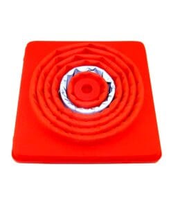 Przedmiot w czerwonym kolorze, składający się z koncentrycznych pierścieni, z centralnym otworem. Może być używany jako zabezpieczenie w sytuacjach awaryjnych, wspierając środki ochrony środowiska i bezpieczeństwa pracy.