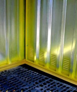 Wnętrze metalowego kontenera z żółtymi ścianami i wentylacją, na podłodze siatka. Używane w kontekście bezpieczeństwa pracy i środków awaryjnych, zapewnia skuteczną ochronę w trudnych warunkach oraz wspiera ekologię.