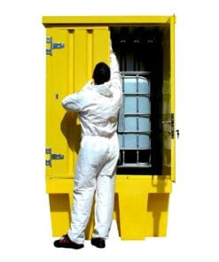 Mężczyzna w białym kombinezonie ochronnym otwiera żółtą skrzynię zabezpieczającą, w której znajduje się pojemnik. Zewnętrzna ochrona środowiska i bezpieczeństwo pracy są kluczowe w obszarze przechowywania substancji niebezpiecznych.