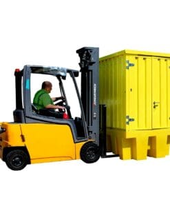 Wózek widłowy podnoszący żółty kontener. Operator siedzący w kabinie skupiony na pracy. Obraz ilustruje proces transportu w kontekście bezpieczeństwa pracy i efektywności operacyjnej.