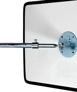 Zbliżenie na uchwyt metalowy mocujący dużą, prostokątną tablicę. Tablica ma białą powierzchnię z czarną ramką, co może wskazywać na zastosowanie w obszarze bezpieczeństwa pracy lub oznakowania awaryjnego. Służy do komunikacji w kontekście ochrony środowiska.