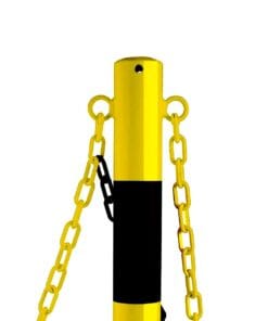 Żółty słupek z czarnym paskiem, wyposażony w łańcuchy, służący jako przeszkoda. Używany w celu zapewnienia bezpieczeństwa w miejscach pracy oraz ochrony środowiska. Przydatny w sytuacjach awaryjnych.