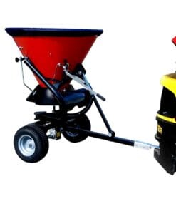 Sprzęt do rozsiewania z czerwonym stożkowym zbiornikiem zamontowanym na czarnej podstawie z kołami, połączony z żółtym pojazdem. Wykorzystywany w ogrodnictwie i utrzymaniu terenów zielonych, wspomaga ochronę środowiska poprzez nawożenie i siew.