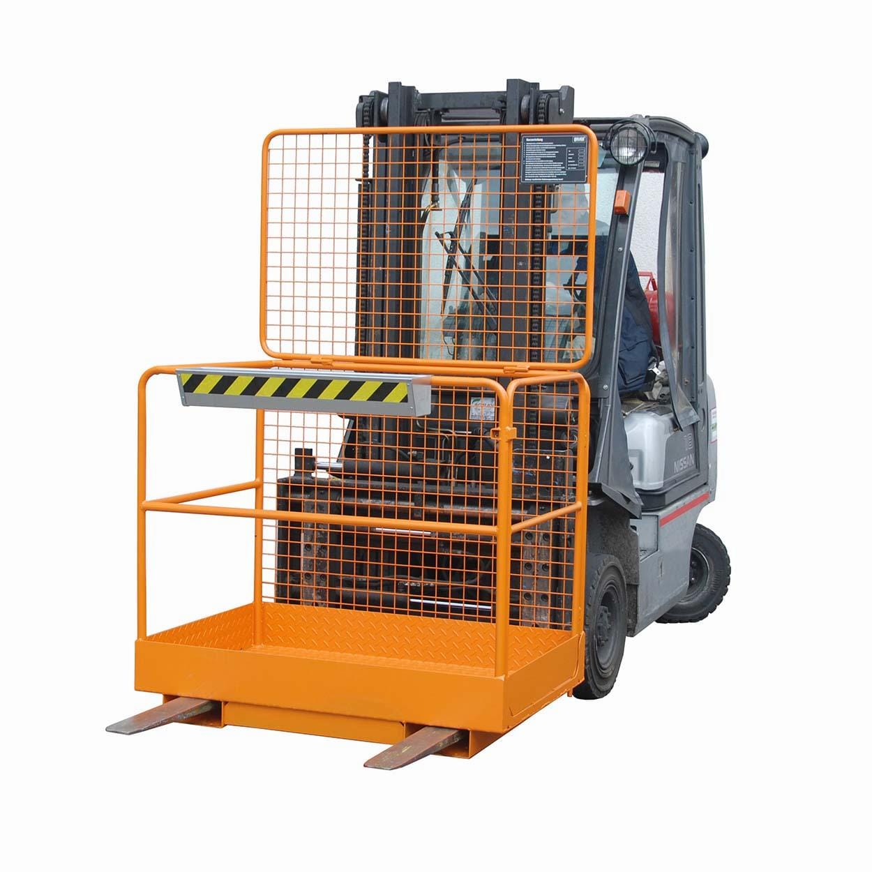 Podnośnik do pracy z wózkiem widłowym, z pomarańczową siatką ochronną. Umożliwia bezpieczne podnoszenie osób w celu wykonania prac na wysokości, zapewniając bezpieczeństwo pracy i przestrzeganie przepisów dotyczących ochrony środowiska. Idealny do zastosowań w magazynach i na placach budowy.