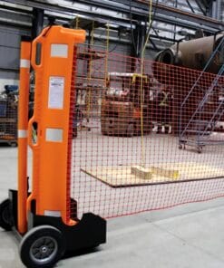 Przenośne ogrodzenie na kółkach w kolorze pomarańczowym, z siatką ochronną w tle, ustawione w przemysłowym otoczeniu, służące do zapewnienia bezpieczeństwa w miejscu pracy i ochrony przed zagrożeniami środowiskowymi.