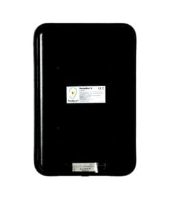 Czarny, prostokątny przyrząd z etykietą SoundEar II, służący do monitorowania poziomu hałasu. Urządzenie jest przeznaczone do zapewnienia bezpieczeństwa w miejscu pracy oraz ochrony środowiska akustycznego, umożliwiając szybką identyfikację nadmiernego hałasu.