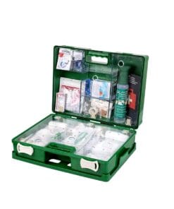 Otwarta zielona apteczka pierwszej pomocy z różnorodnymi środkami medycznymi, takimi jak bandaże, plastry, środki dezynfekujące i instrukcje, zapewniająca bezpieczeństwo w nagłych wypadkach. Idealna do ochrony środowiska i生态 w pracy.