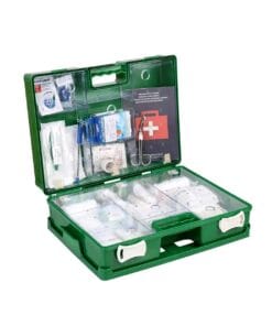 Zielona apteczka otwarta, zawierająca różnorodne akcesoria pierwszej pomocy, takie jak bandaże, plastry, narzędzia medyczne i instrukcje. Idealna w sytuacjach awaryjnych, wspierająca bezpieczeństwo pracy i zapewniająca odpowiednie środki ochronne w przypadku urazów.