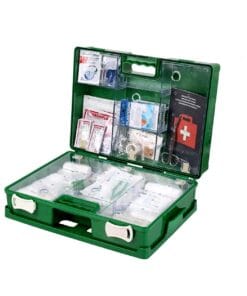 Otwarta zielona apteczka pierwszej pomocy, z różnorodnymi materiałami medycznymi, w tym bandażami, środkami czyszczącymi i narzędziami, gotowa do użycia w sytuacjach awaryjnych. Ważny element w zapewnieniu bezpieczeństwa pracy oraz ochrony środowiska w kontekście ekologicznym.