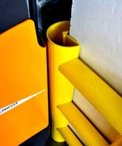 Widok kolorowych, żółtych plastikowych profili oraz elementów ochronnych współczesnych systemów zabezpieczeń w miejscu pracy. Elementy te mogą być używane do poprawy bezpieczeństwa pracy oraz ochrony przed wypadkami, podkreślając znaczenie ochrony środowiska i ekologicznym podejściu w projektowaniu przemysłowym.