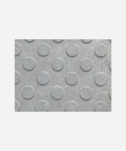 Powierzchnia z szarym, gumowym materiałem z wyraźnym wzorem w formie okrągłych wypukłości, idealna do stosowania w kontekście bezpieczeństwa pracy i ochrony środowiska.