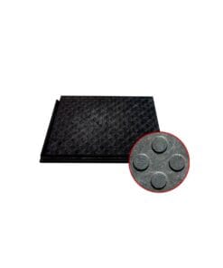 Czarna matowa podkładka z teksturą wypukłych okręgów, idealna do zastosowań przemysłowych, zapewniająca bezpieczeństwo pracy oraz odpowiednią przyczepność na śliskich nawierzchniach. Produkt wspiera działania w zakresie ochrony środowiska i bezpieczeństwa w miejscach pracy.