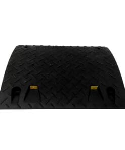 Czarna, gumowa nakładka o antypoślizgowej powierzchni, odpowiednia do zabezpieczenia ruchu w miejscu pracy. Idealna do zastosowań związanych z bezpieczeństwem pracy i ochroną środowiska, zapewniając stabilność i minimalizując ryzyko poślizgnięcia się.