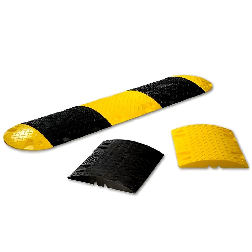 Zestaw spowalniaczy w kolorze czarnym i żółtym, zaprojektowanych dla poprawy bezpieczeństwa ruchu. Elementy o różnorodnych kształtach, idealne do montażu na drogach, skutecznie spowalniają ruch i zwiększają bezpieczeństwo na trasie.