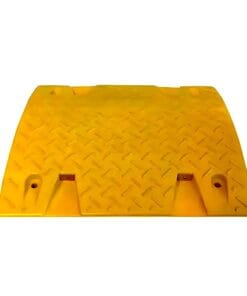 Żółta matka zabezpieczająca z teksturą, zapobiegająca poślizgom i zapewniająca bezpieczeństwo w miejscach pracy. Idealna do użycia w awaryjnych środkach ochrony środowiska i zwiększenia bezpieczeństwa.