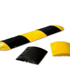 Zestaw progów zwalniających w kolorach czarnym i żółtym, składający się z głównego progu oraz dwóch mniejszych elementów. Idealne rozwiązanie dla bezpieczeństwa ruchu drogowego, pomagają w spowolnieniu pojazdów w strefach o dużym natężeniu ruchu.