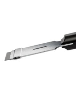 Narzędzie z metalową ostrą końcówką i ergonomicznym, czarnym uchwytem, służące do precyzyjnego cięcia, idealne do zastosowań w ekologicznym projektowaniu i ochronie środowiska.