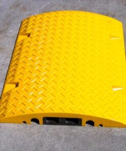 Żółta nakładka na krawędź, wykonana z materiału zapobiegającego poślizgom. Jest to element bezpieczeństwa pracy, zapewniający ochronę przed upadkami na powierzchniach przemysłowych. Idealna do miejsc o dużym ruchu, zwiększa bezpieczeństwo użytkowników.