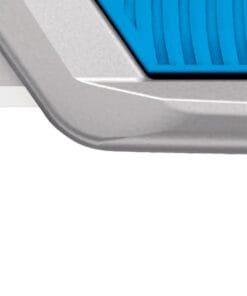 Detal stalowego elementu z niebieskim akcentem, idealny do omówienia wykorzystania materiałów w kontekście ochrony środowiska i bezpieczeństwa pracy.