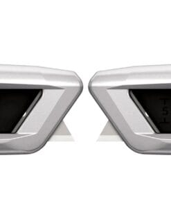 Zbliżenie na dwa metaliczne elementy w kształcie rombu, z niebieskimi detalami i cyfrą T51. Elementy mają nowoczesny design, co podkreśla ich elegancję i funkcjonalność. Idealne do zastosowań w kontekście bezpieczeństwa pracy i awaryjnych środków ochrony.