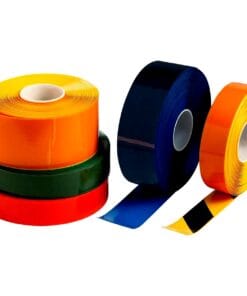 Zestaw taśm w różnych kolorach, w tym pomarańczowej, zielonej, czerwonej i niebieskiej, idealnych do oznaczania i bezpieczeństwa w miejscu pracy. Taśmy te mogą być używane do oznaczania dróg ewakuacyjnych, co wspiera środki awaryjne i bezpieczeństwo pracy.