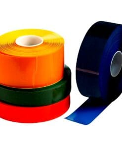 Różnokolorowe taśmy samoprzylepne w rolkach, w tym żółta, pomarańczowa, zielona, czerwona oraz granatowa. Idealne do zastosowań w bezpieczeństwie pracy oraz w akcjach związanych z ochroną środowiska.