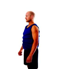 Mężczyzna z małym, niebieskim ciężarem na ciele, stojący w profilu. Sprzęt może być używany do intensyfikacji treningów siłowych lub jako element ochrony podczas ćwiczeń. W kontekście bezpieczeństwa pracy i ekologii, odpowiednie środki awaryjne są kluczowe dla zachowania zdrowia i kondycji.