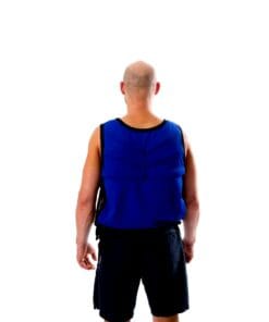 Mężczyzna stoi tyłem, ubrany w niebieską kamizelkę bezrękawnikową i czarne szorty. W tle biała przestrzeń, co podkreśla sylwetkę oraz odzież. Odzież może być używana w kontekście aktywności sportowych lub terapii błękitnej, związanej z ekologią i bezpieczeństwem pracy.