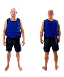 Mężczyzna w niebieskiej kamizelce osłonnej stoi w pozycji frontalnej i tylnej. Ubrany w krótkie spodenki, bez obuwia. Kamizelka może być używana w kontekście bezpieczeństwa pracy oraz środków awaryjnych.