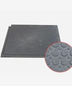 Wykładzina z gumy, o fakturze z wypukłymi okrągłymi wzorami, przeznaczona do zwiększenia bezpieczeństwa pracy w różnych środowiskach. Świetna jako powierzchnia antypoślizgowa, poprawiająca warunki pracy oraz ochronę przed upadkami. Idealna do użycia w pomieszczeniach przemysłowych i biurach.
