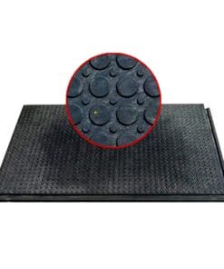 Matowa, czarna mata antypoślizgowa pokazująca szczegółowy wzór wypukłych okręgów. Idealna do zapewnienia bezpieczeństwa pracy i ochrony przed poślizgnięciem w miejscach narażonych na wodę lub inne substancje. Przeznaczona do użytku zarówno wewnętrznego, jak i zewnętrznego w celu ochrony środowiska.